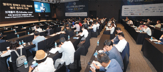 디지털타임스가 주최한 '제12회 스마트금융 콘퍼런스'가 "넥스트 핀테크, 'B·I·G'(Big data, Intelligence, Global)를 주목하라"를 주제로 8일 서울 여의도 글래드호텔에서 국내외 전문가와 실무자들이 참석한 가운데 열렸다. 브래들리 존스 주한 영국대사관 국제통상부 총괄이 '영국의 핀테크 산업 개요와 영국 정부의 지원'을 주제로 기조강연을 하고 있다.    김민수기자 ultrartist@